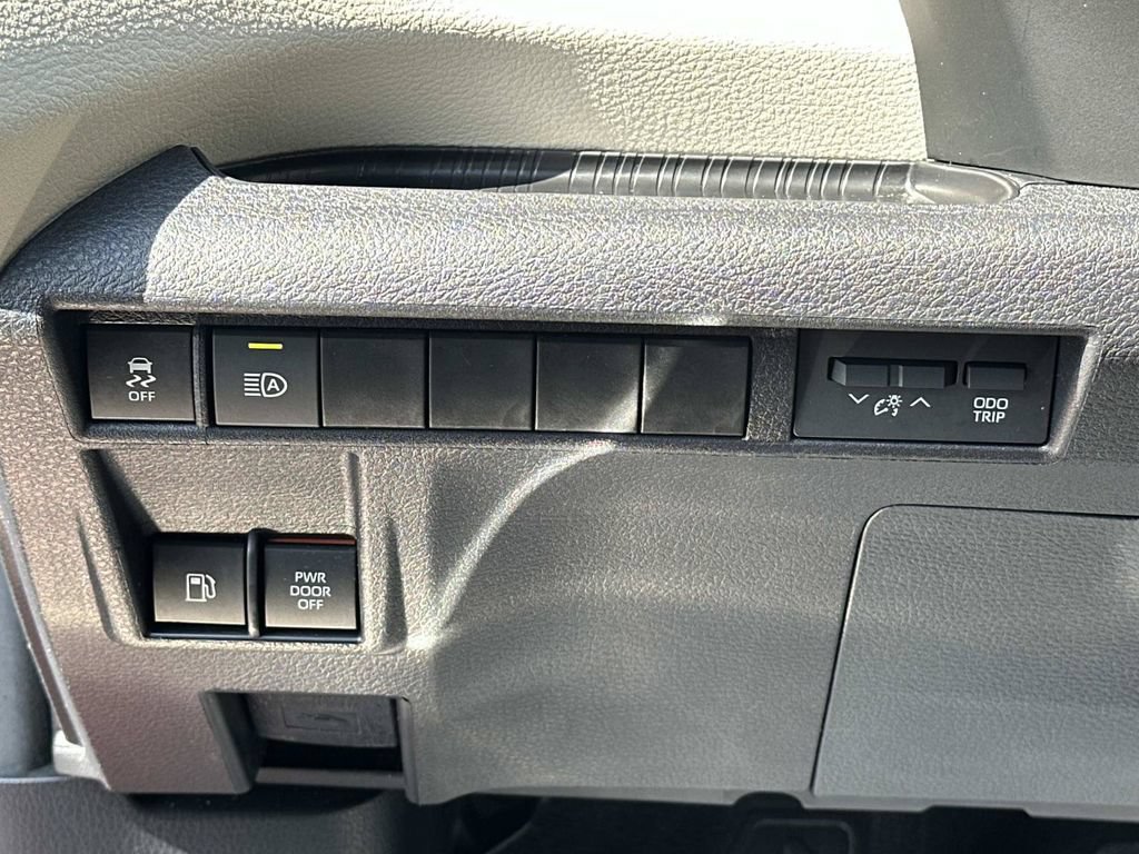 Used 2024 Toyota Sienna XLE FWD image 27