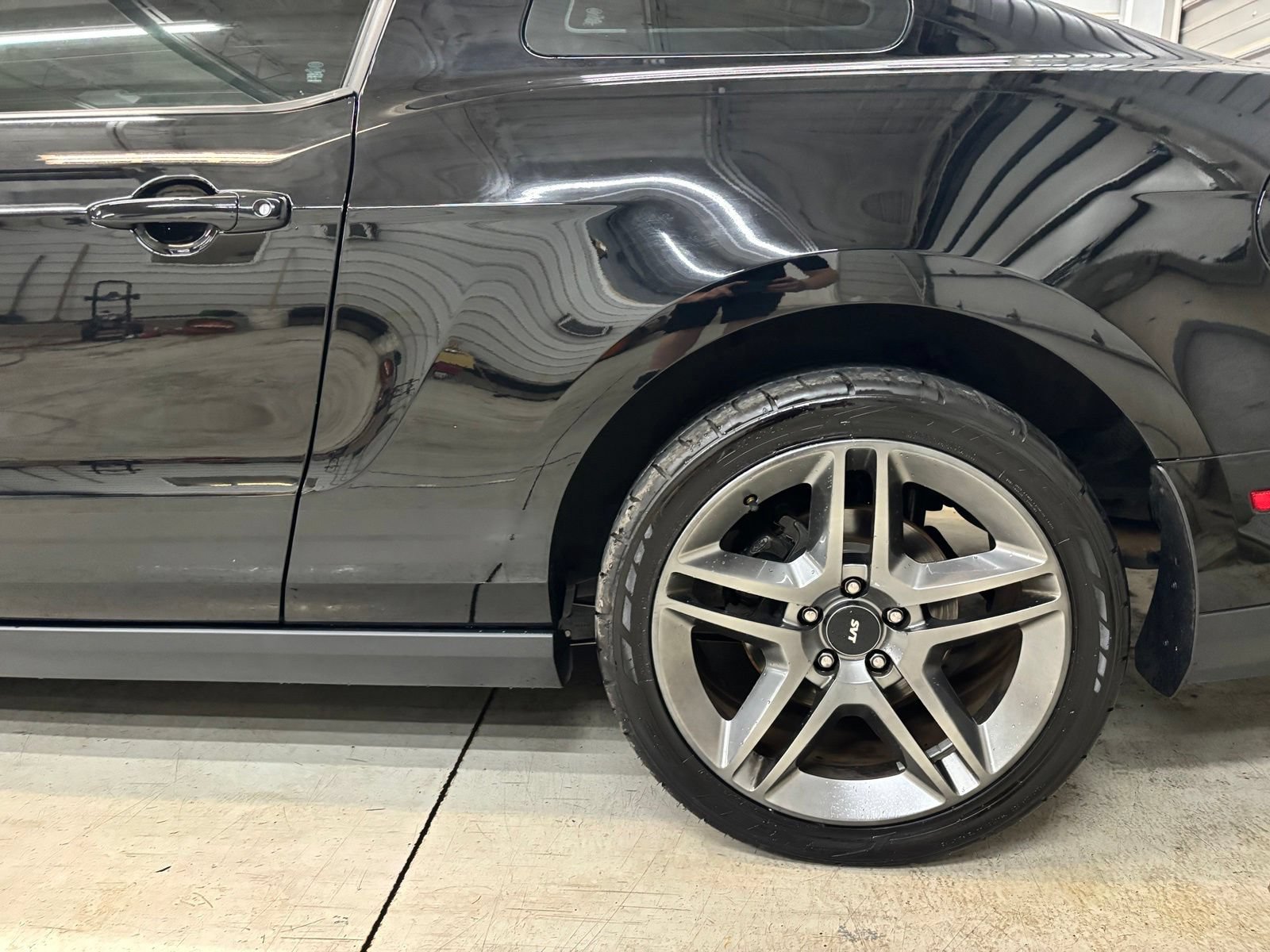Used 2010 Ford Mustang Shelby GT500 RWD image 6