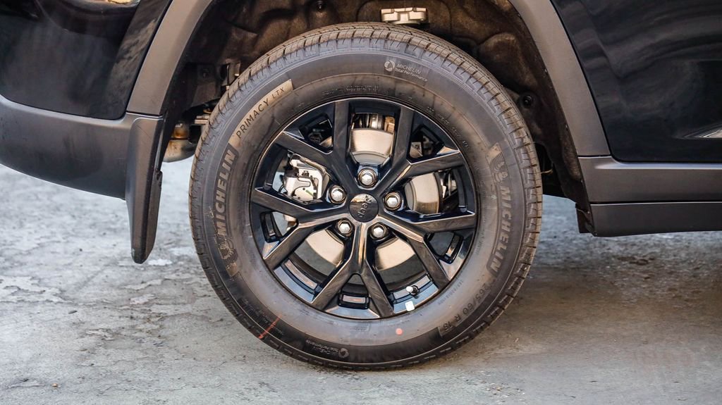 New 2025 Jeep Grand Cherokee Altitude image 12