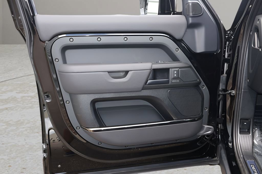 New 2026 Land Rover Defender 110 OCTA AWD/4WD image 9