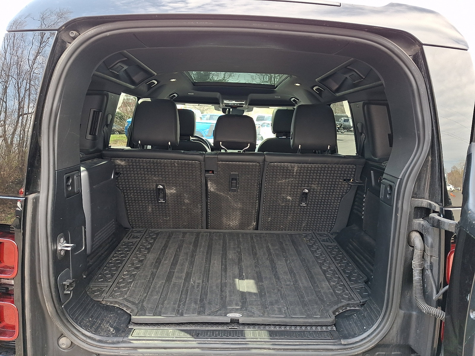 Used 2023 Land Rover Defender 110 X-Dynamic SE image 28