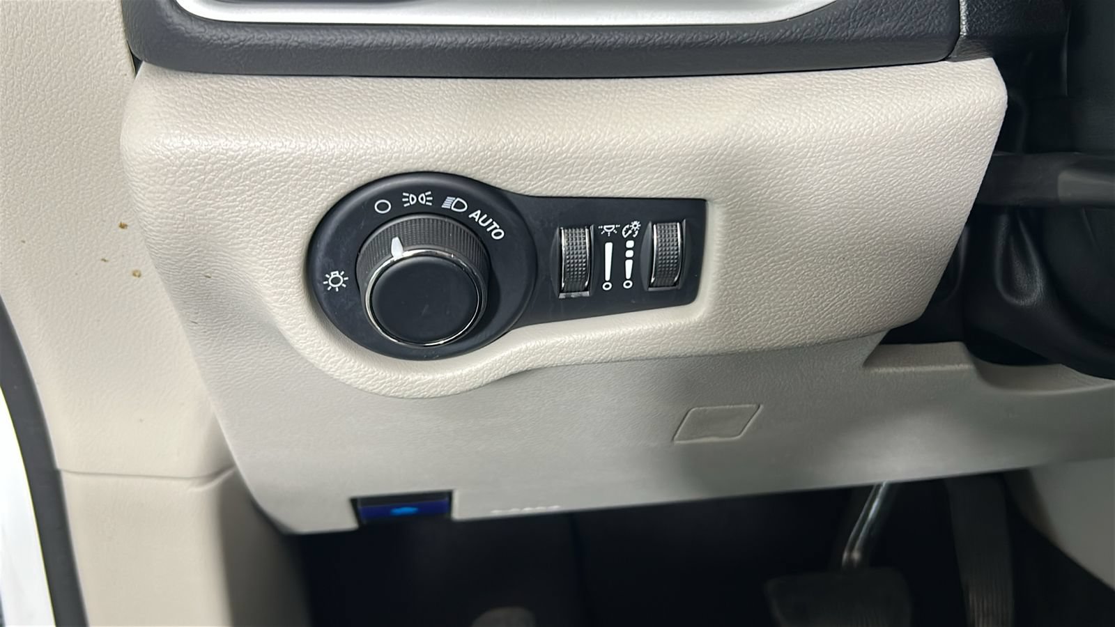 Used 2023 Chrysler Voyager LX FWD image 22
