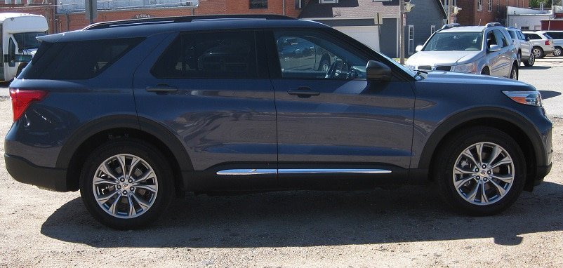 Used 2021 Ford Explorer XLT w/ Equipment Group 202A AWD/4WD image 2