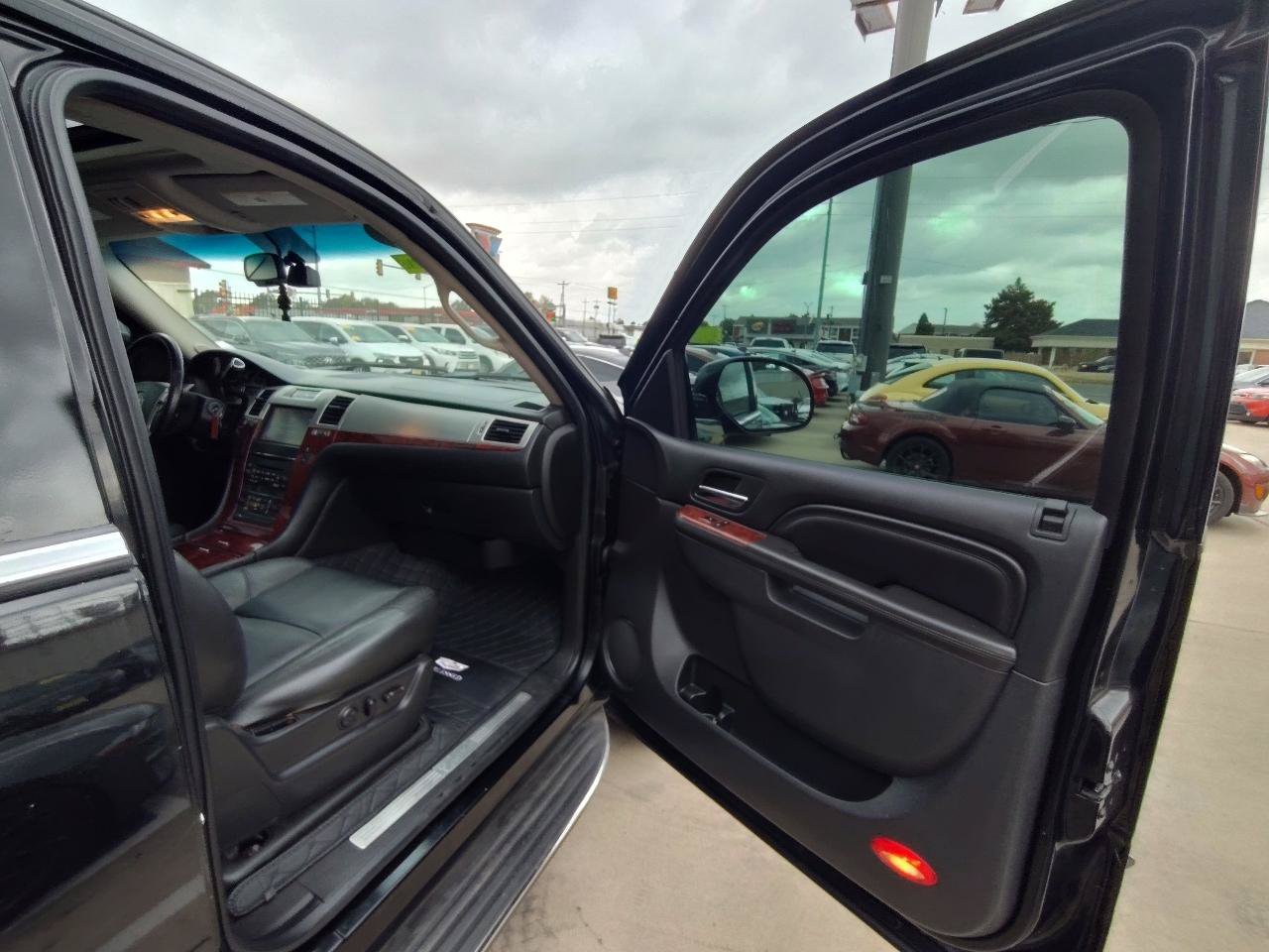 Used 2012 Cadillac Escalade Luxury RWD image 37