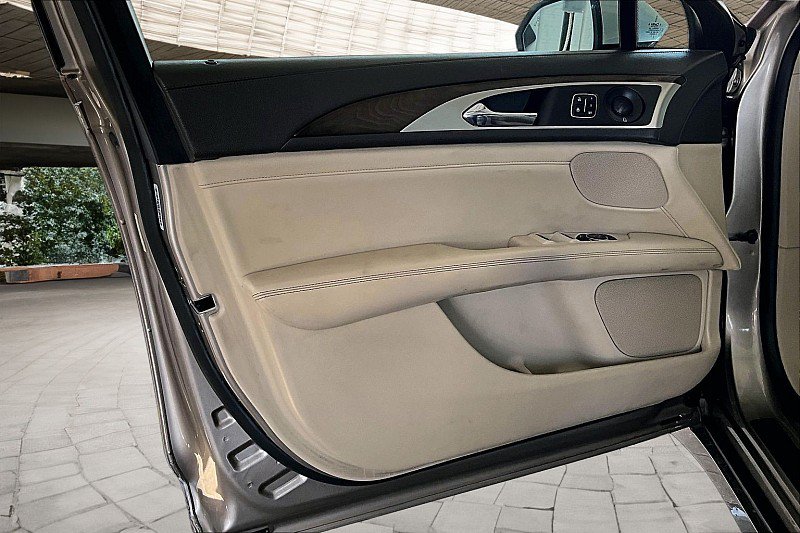Used 2018 Lincoln MKZ Reserve w/ Climate Package FWD image 13