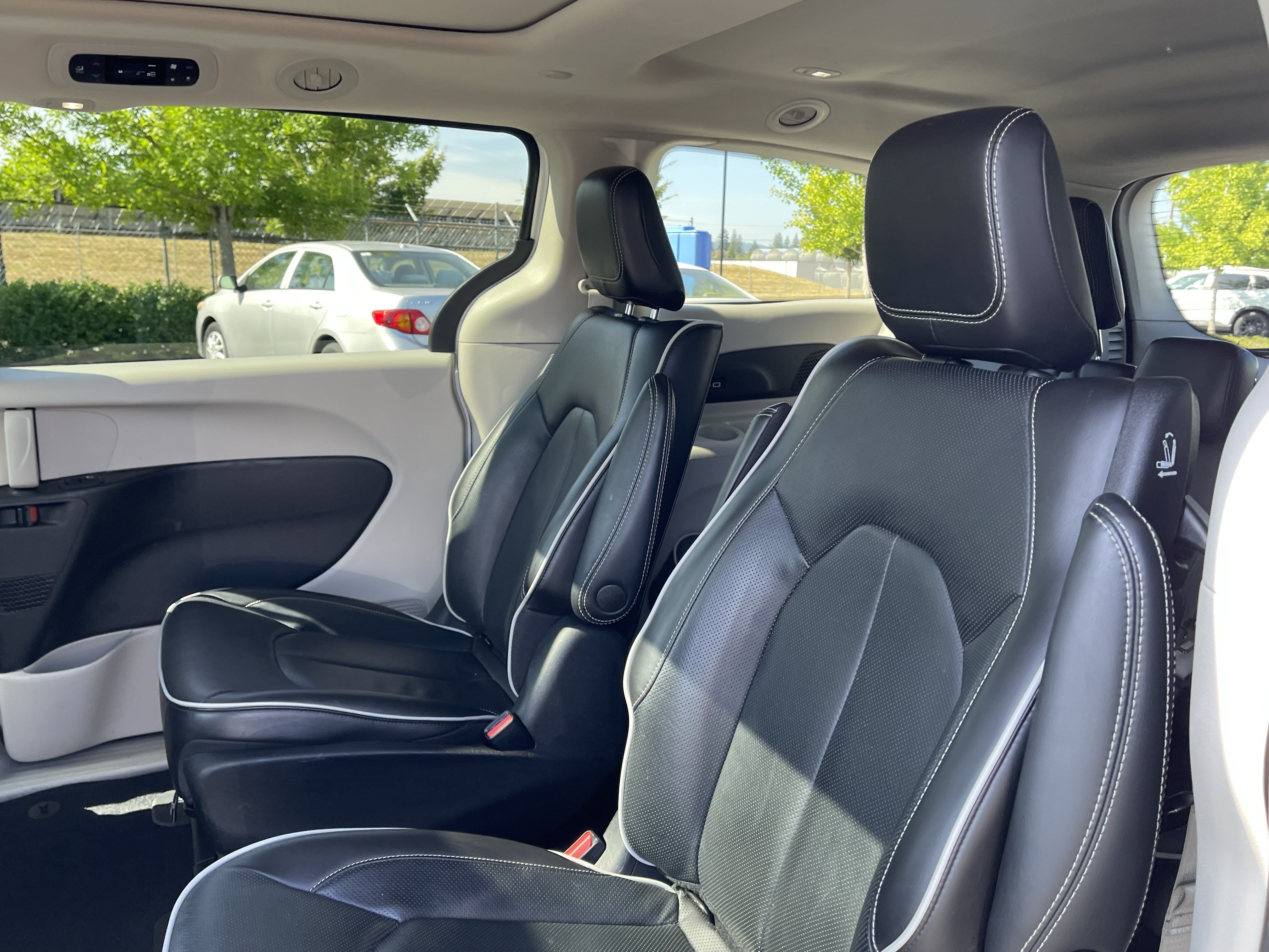 Used 2023 Chrysler Pacifica Limited FWD image 15