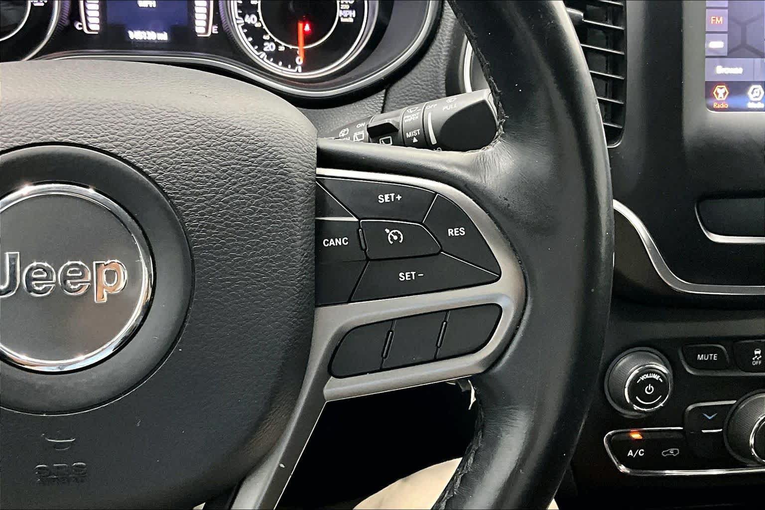 Used 2019 Jeep Cherokee Latitude w/ Cold Weather Group AWD/4WD image 22