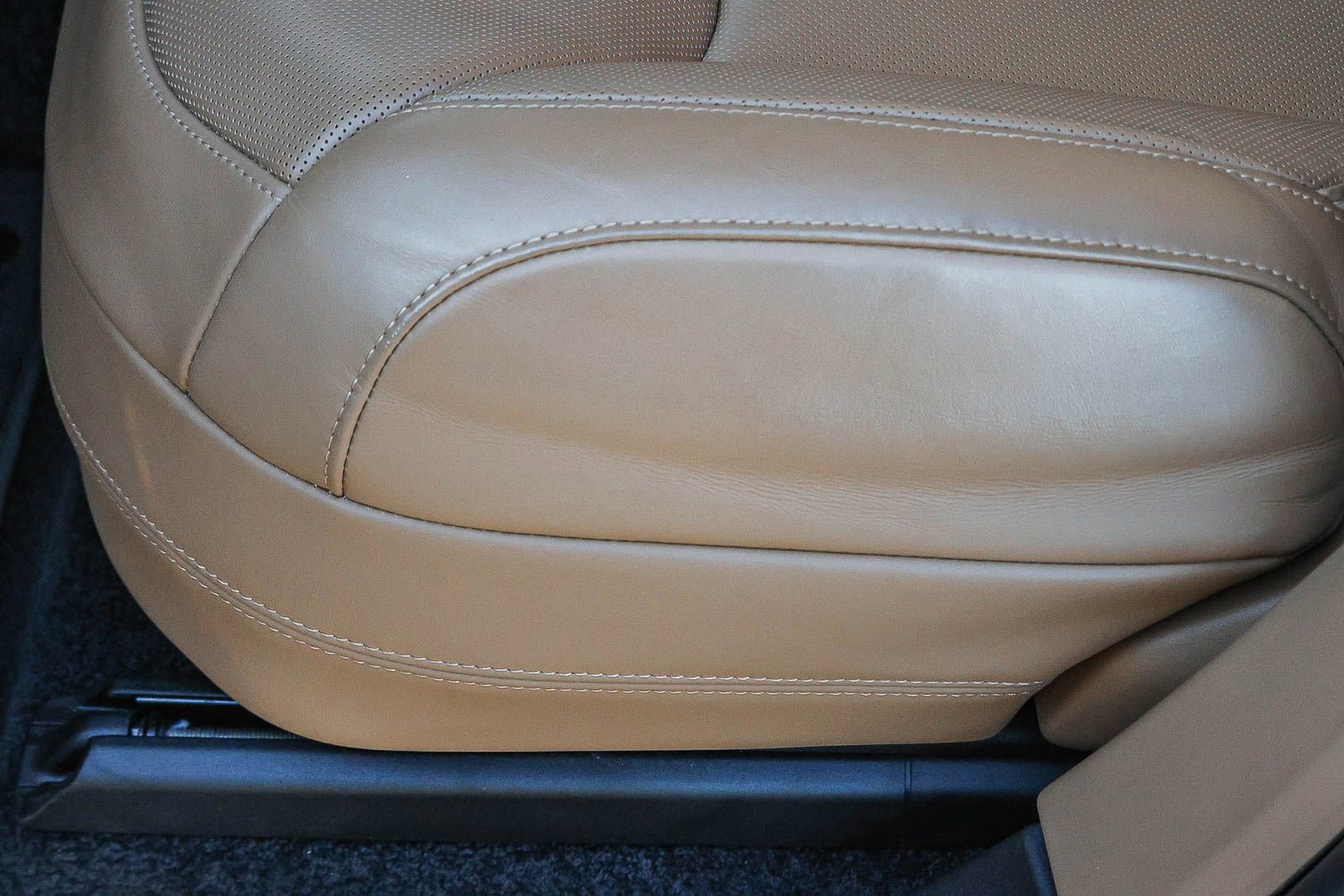 Certified 2025 Land Rover Range Rover SE image 32