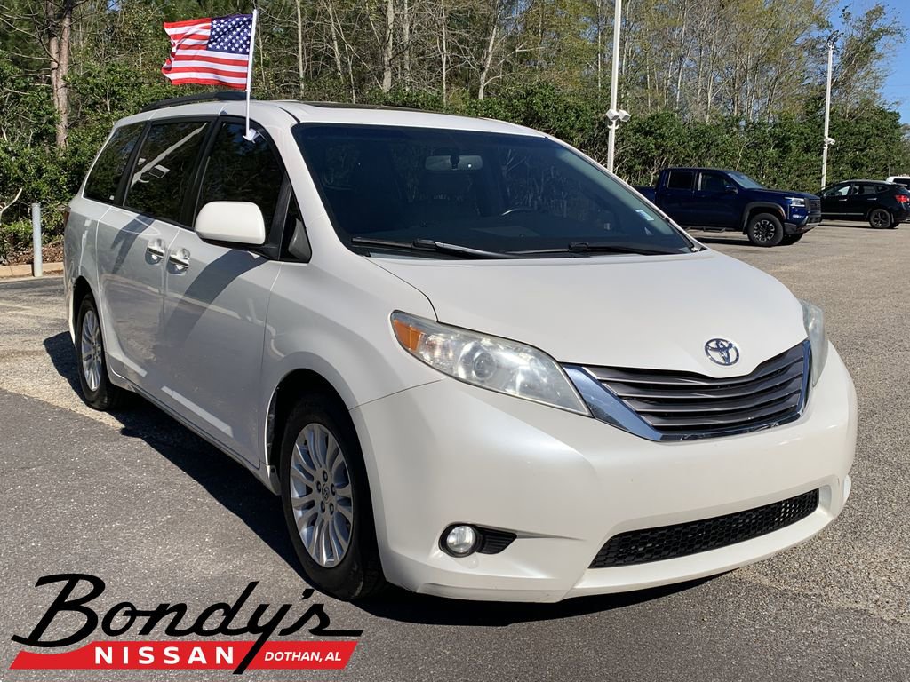 Used 2015 Toyota Sienna XLE image 1
