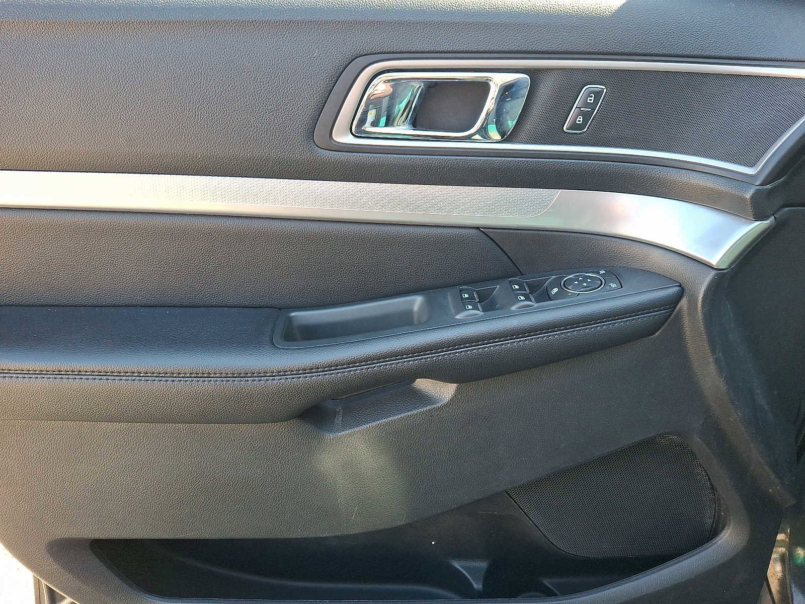 Used 2016 Ford Explorer XLT w/ Equipment Group 202A image 13