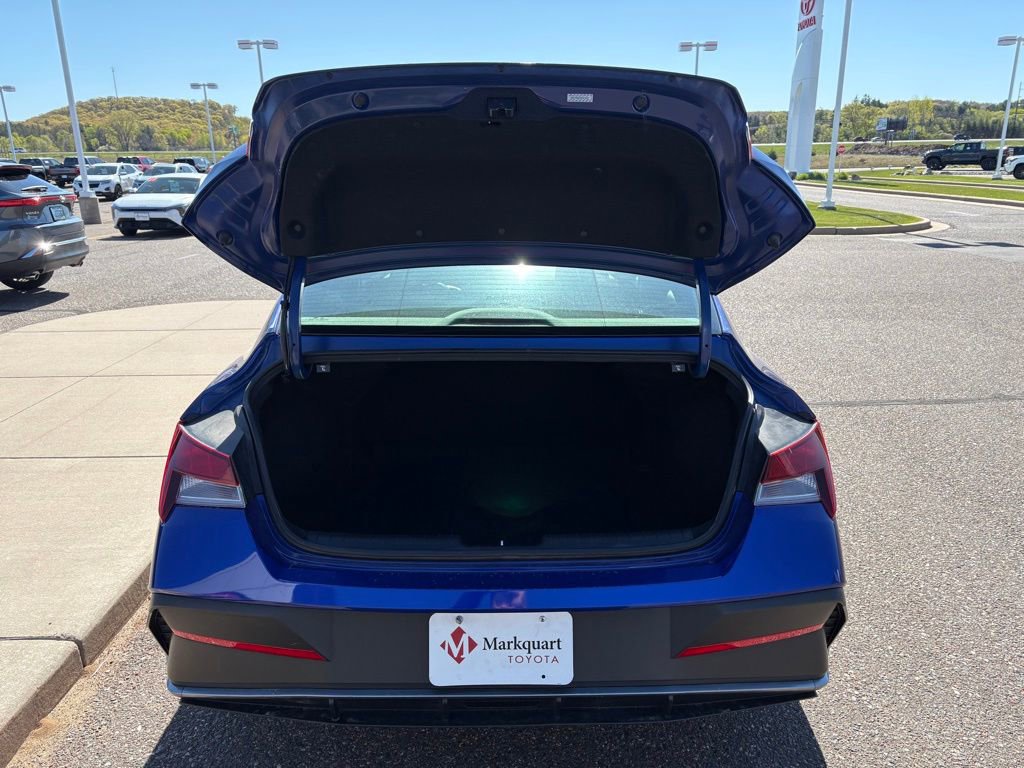 Used 2024 Hyundai Elantra SEL FWD image 4