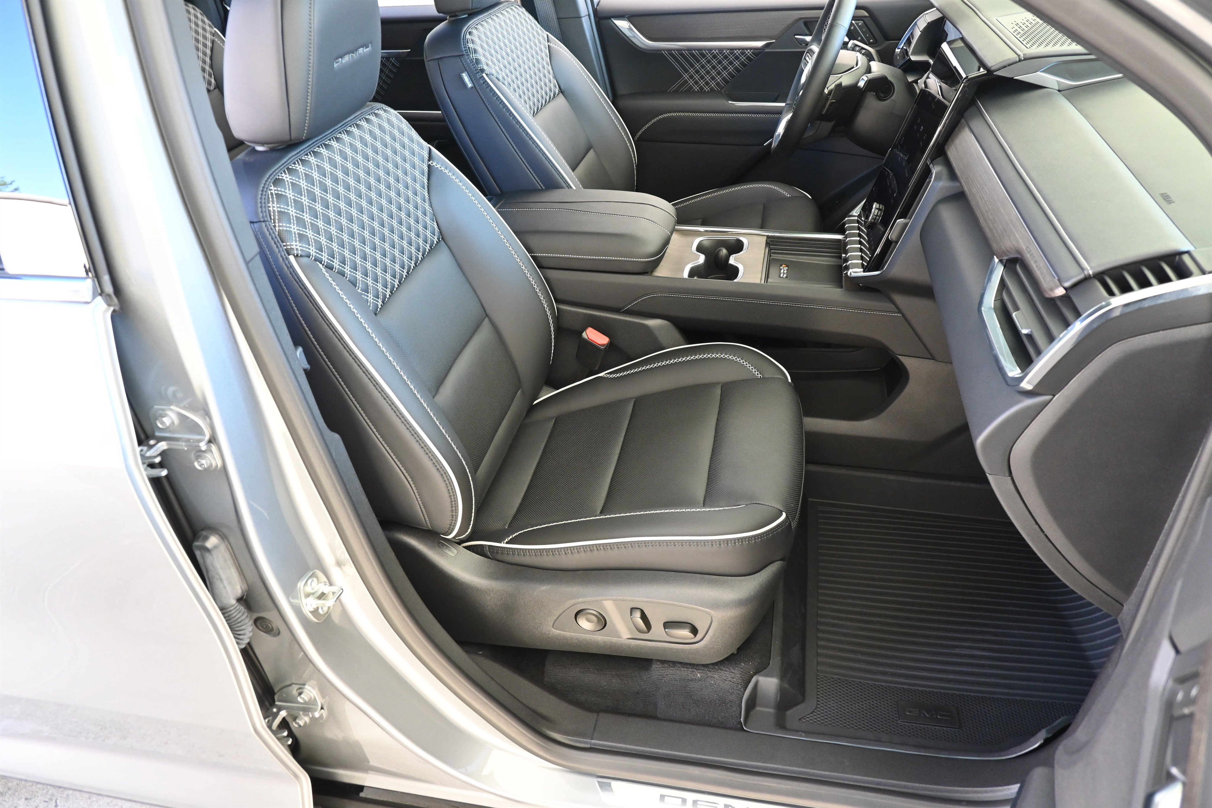 Used 2025 GMC Acadia Denali w/ LPO, Floor Liner Package image 22