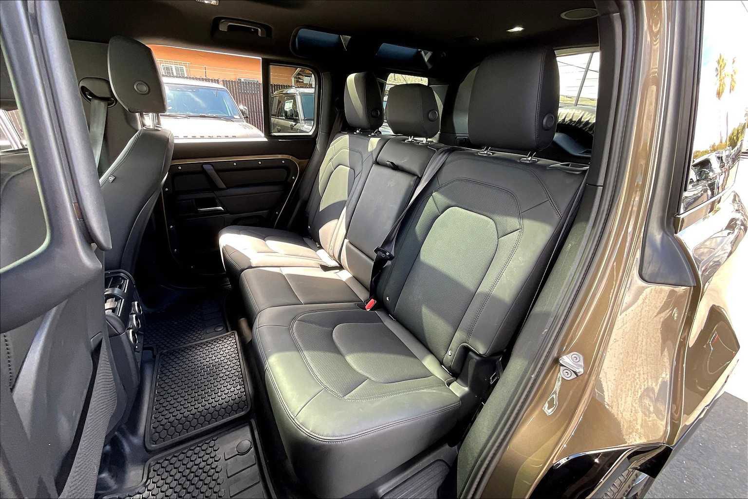 Used 2025 Land Rover Defender 110 X-Dynamic SE image 29