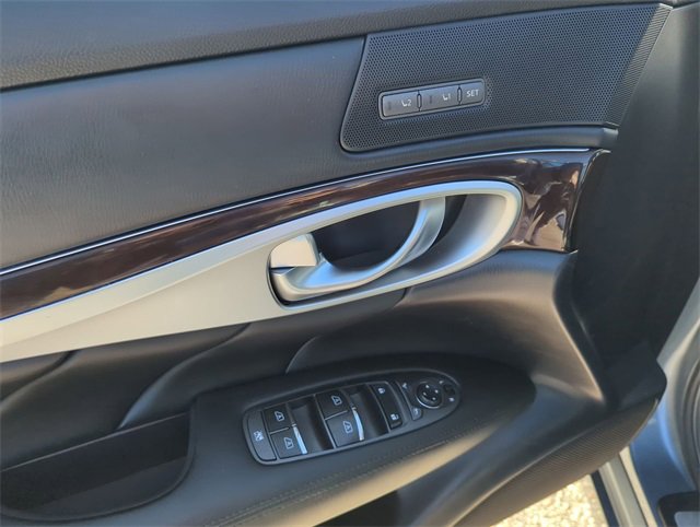 Used 2018 INFINITI Q70 Luxe image 24