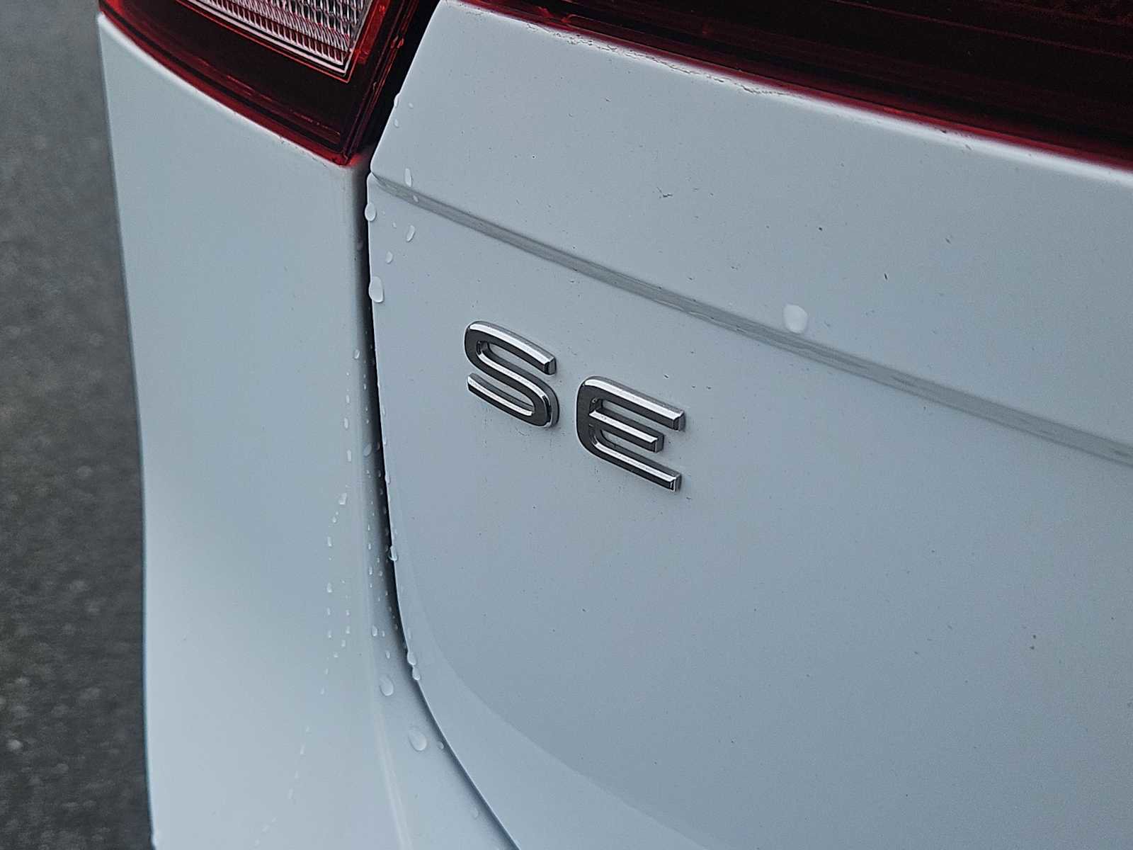 Used 2022 Volkswagen Tiguan SE w/ Panoramic Sunroof Package image 11