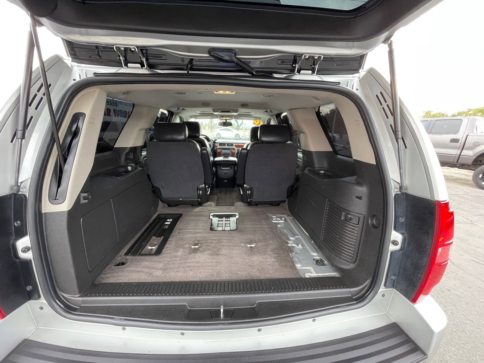 Used 2010 Chevrolet Tahoe LTZ RWD image 27