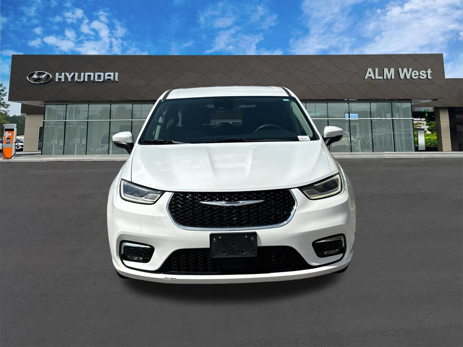 Used 2023 Chrysler Pacifica Touring-L FWD image 2