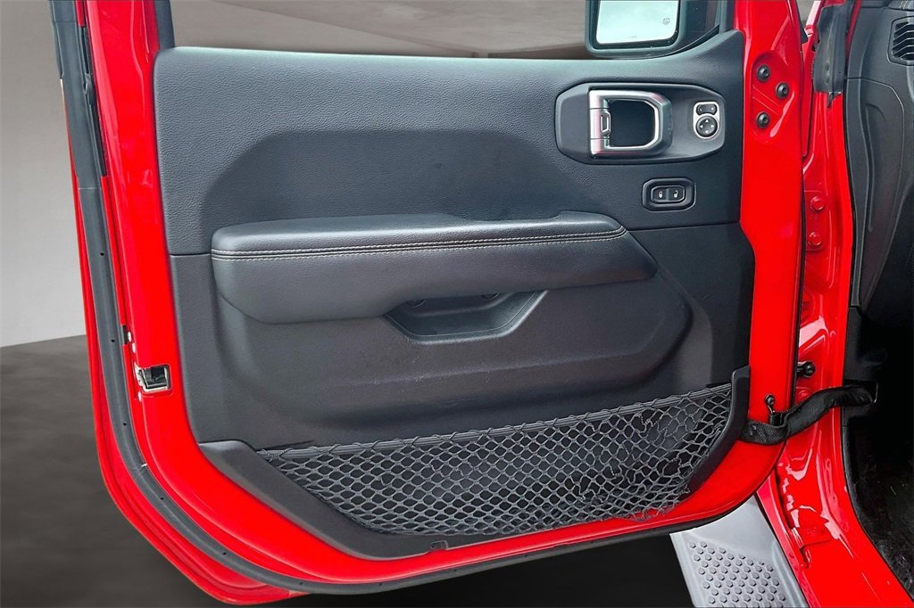 Used 2018 Jeep Wrangler Unlimited Sahara image 18