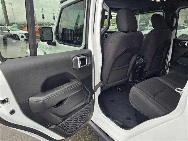 Used 2023 Jeep Gladiator Overland AWD/4WD image 16