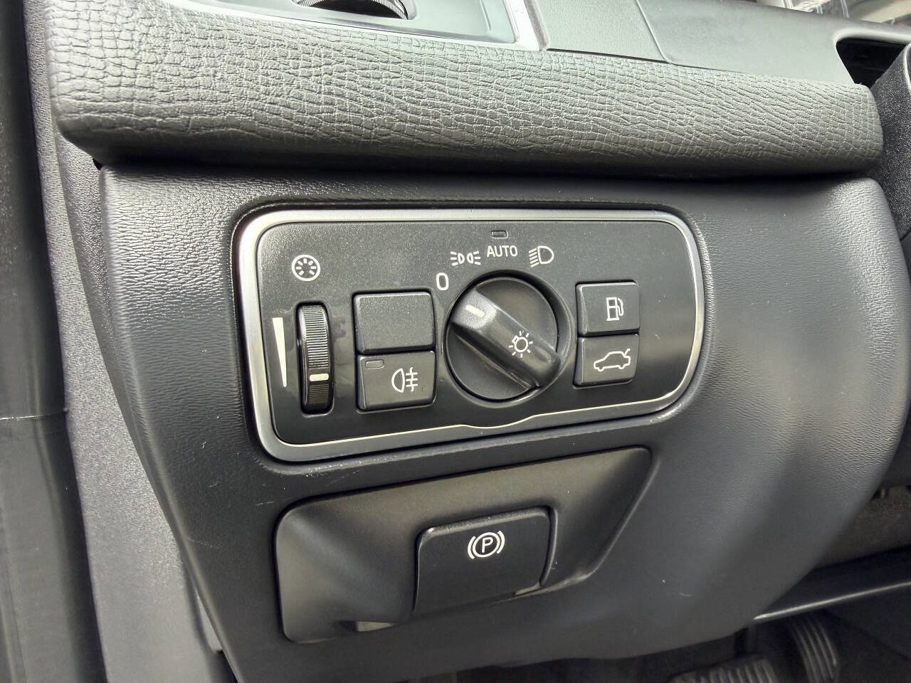 Used 2016 Volvo XC60 T5 Premier w/ Proximity Package image 23