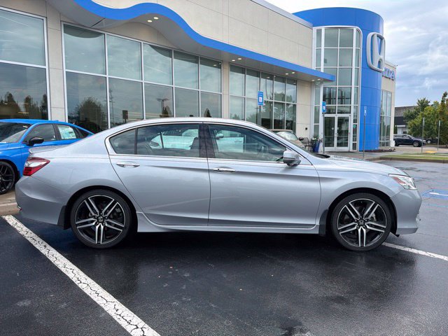 Used 2017 Honda Accord Touring image 5