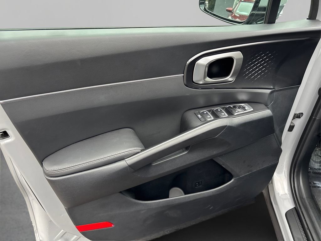 Certified 2025 Kia Sorento S w/ Panoramic Sunroof Package image 22