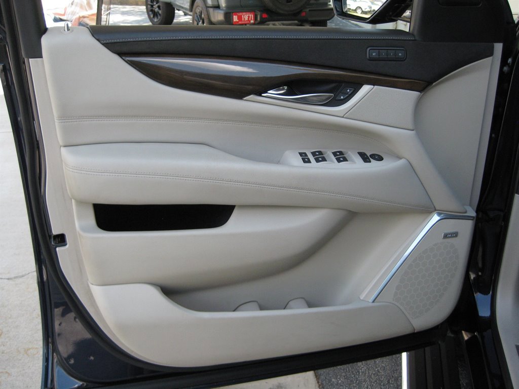 Used 2020 Cadillac Escalade Premium Luxury RWD image 11