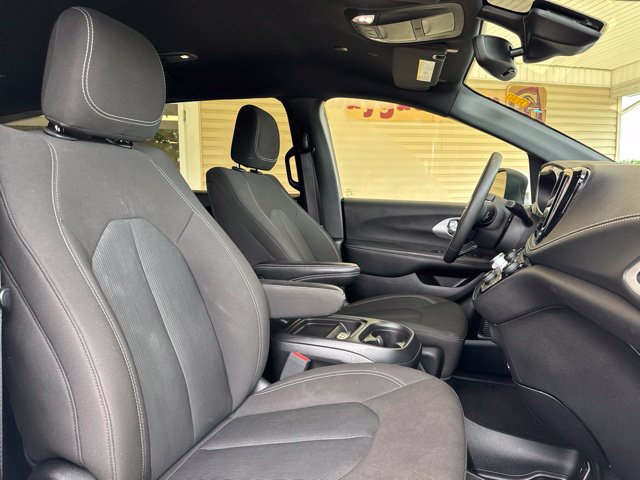 Used 2023 Chrysler Pacifica Touring FWD image 29