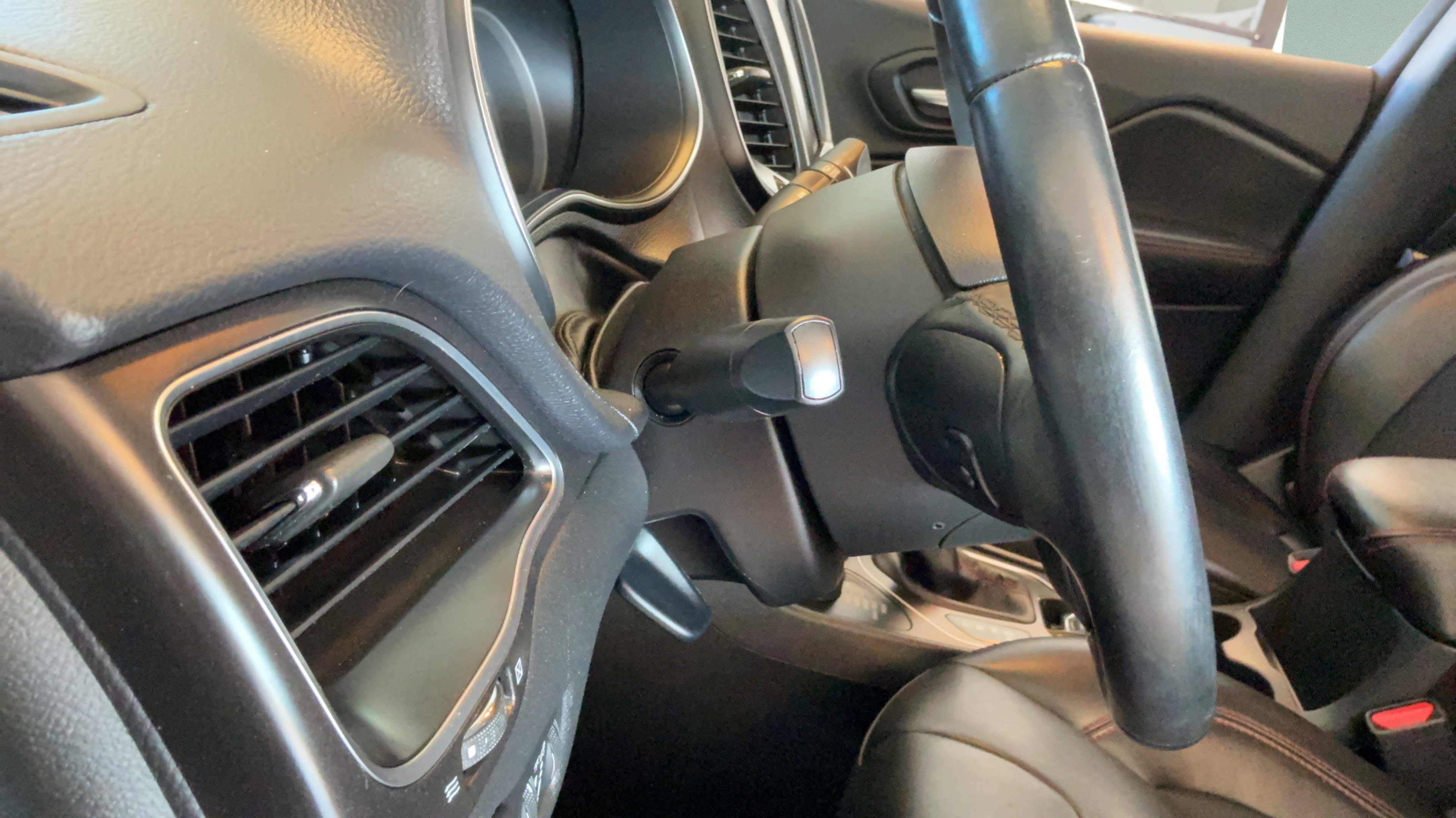 Used 2019 Jeep Cherokee Trailhawk AWD/4WD image 22