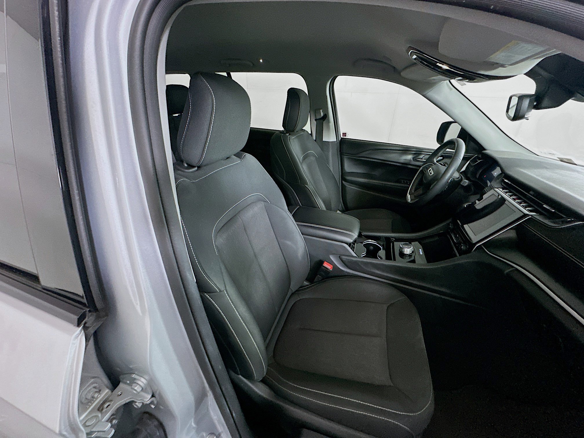 Used 2023 Jeep Grand Cherokee Laredo image 29