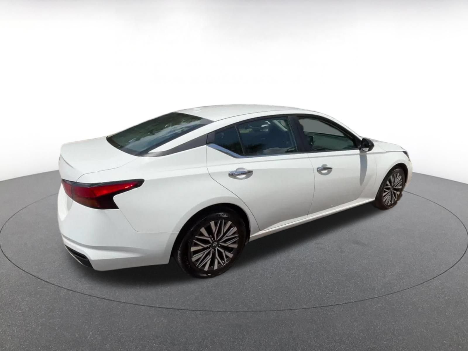 Used 2025 Nissan Altima 2.5 SV FWD image 15