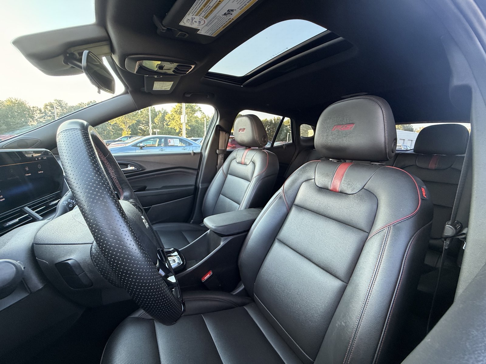 Used 2025 Chevrolet Trax RS w/ Sunroof Package FWD image 28