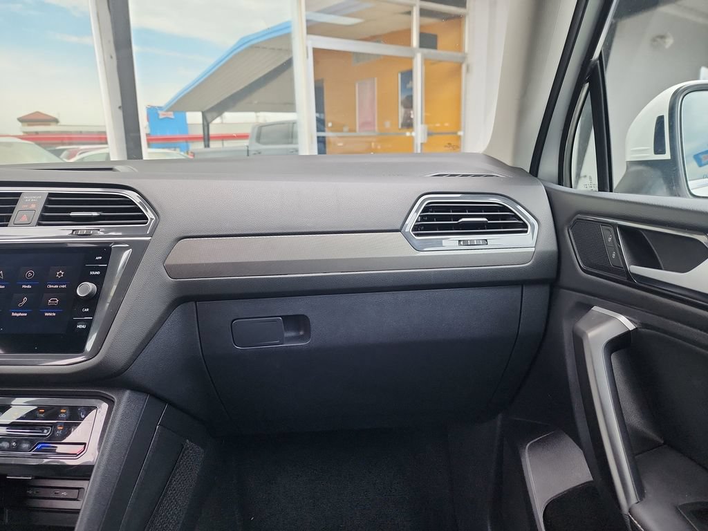 Used 2024 Volkswagen Tiguan SE AWD/4WD image 32