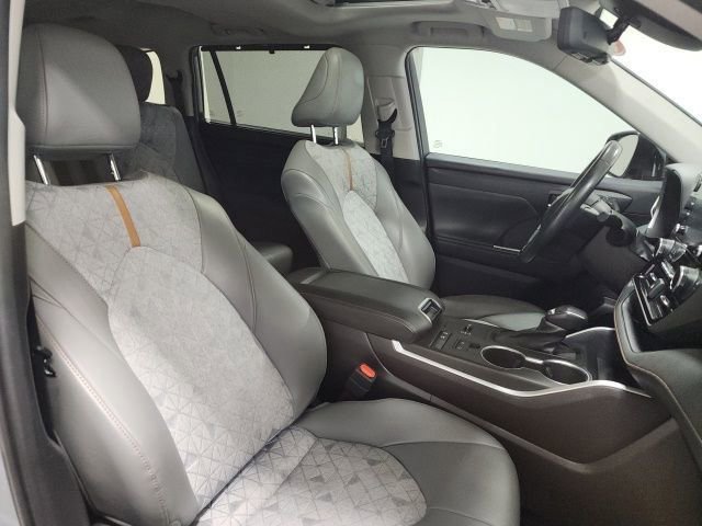 Used 2022 Toyota Highlander Bronze Edition image 19