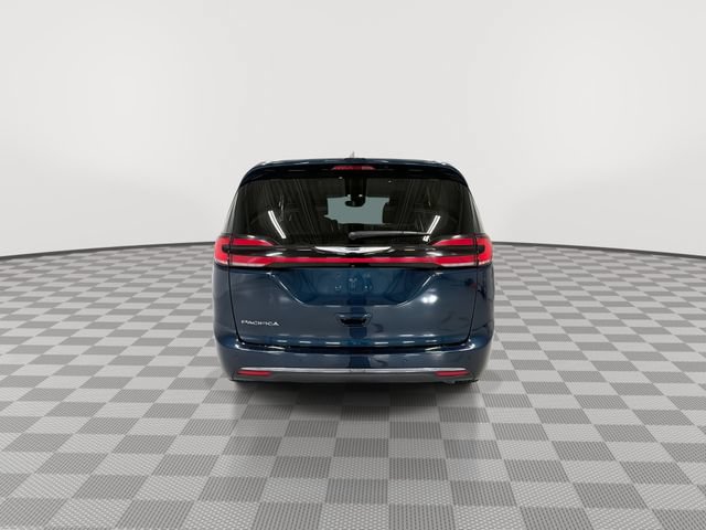 Used 2024 Chrysler Pacifica Touring-L FWD image 9