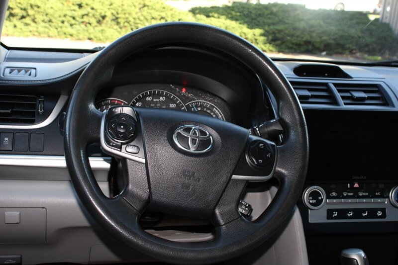 Used 2014 Toyota Camry LE FWD image 17