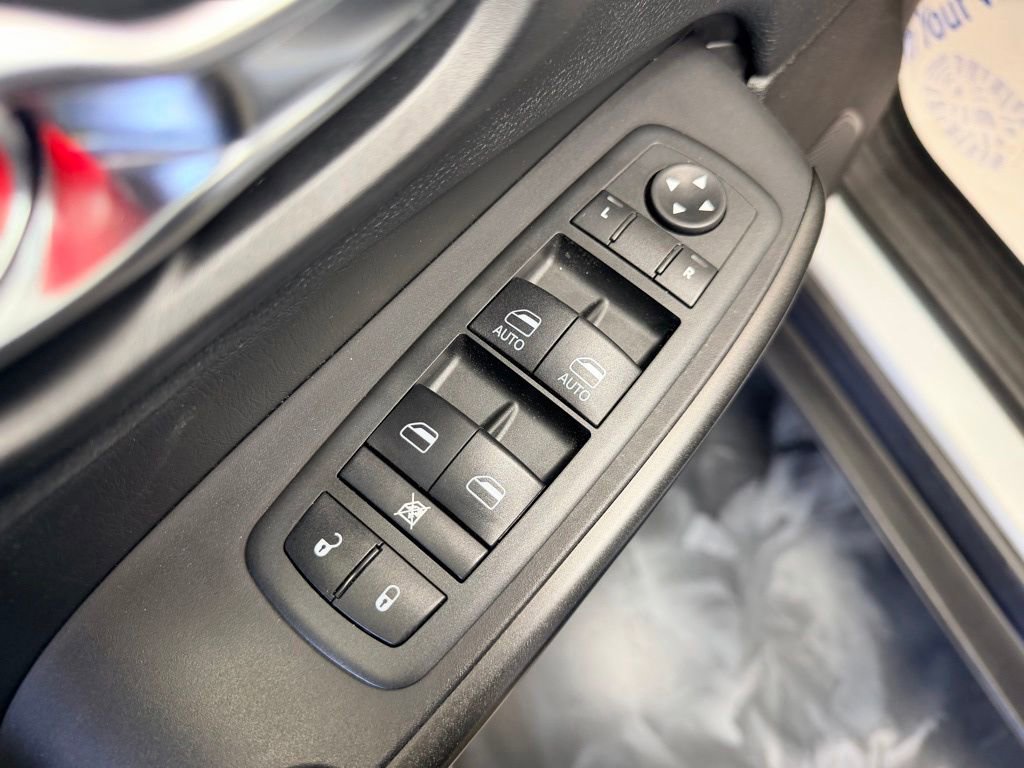 Used 2020 Jeep Cherokee Trailhawk w/ Cold Weather Group AWD/4WD image 3