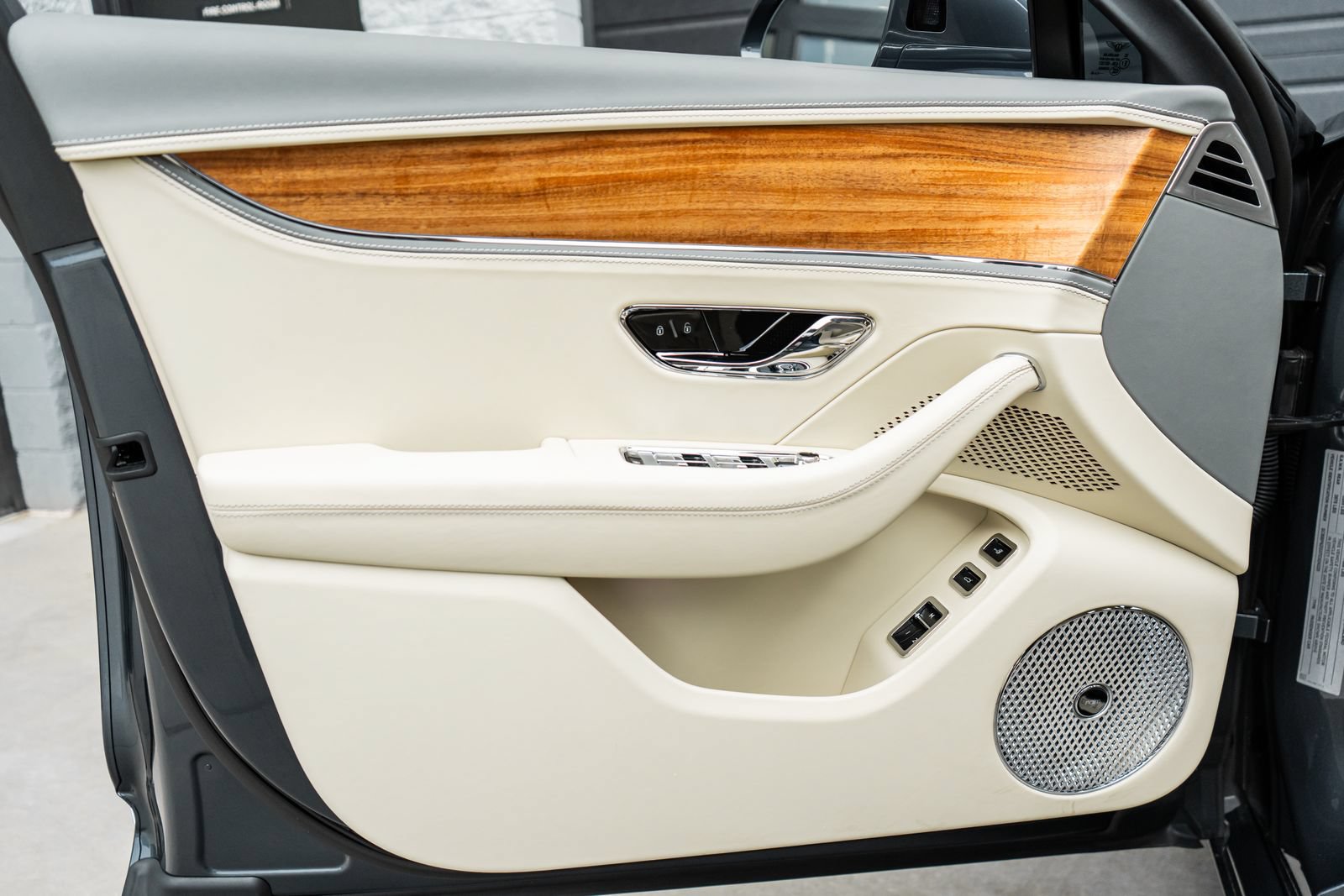 Certified 2026 Bentley Flying Spur Plug-In Hybrid AWD/4WD image 23