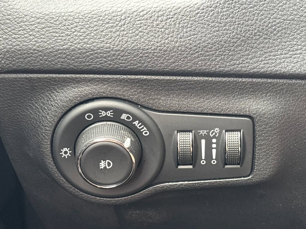 Used 2018 Jeep Compass Latitude FWD image 24