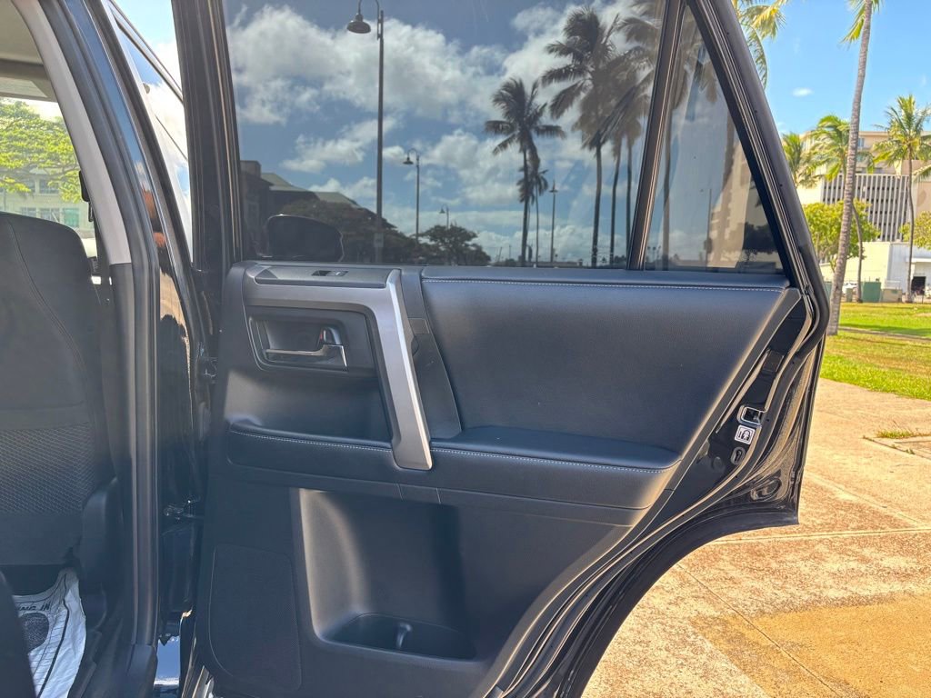 Used 2017 Toyota 4Runner SR5 AWD/4WD image 18
