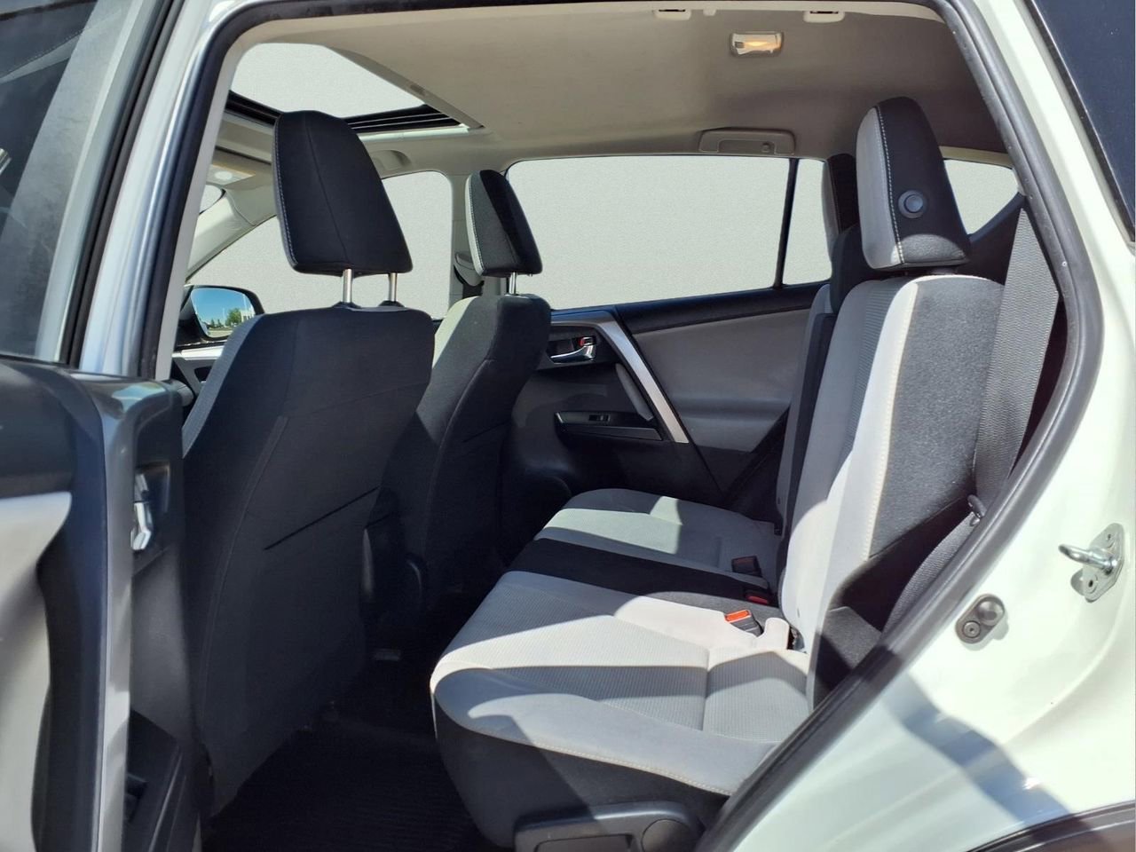 Used 2018 Toyota RAV4 XLE AWD/4WD image 12