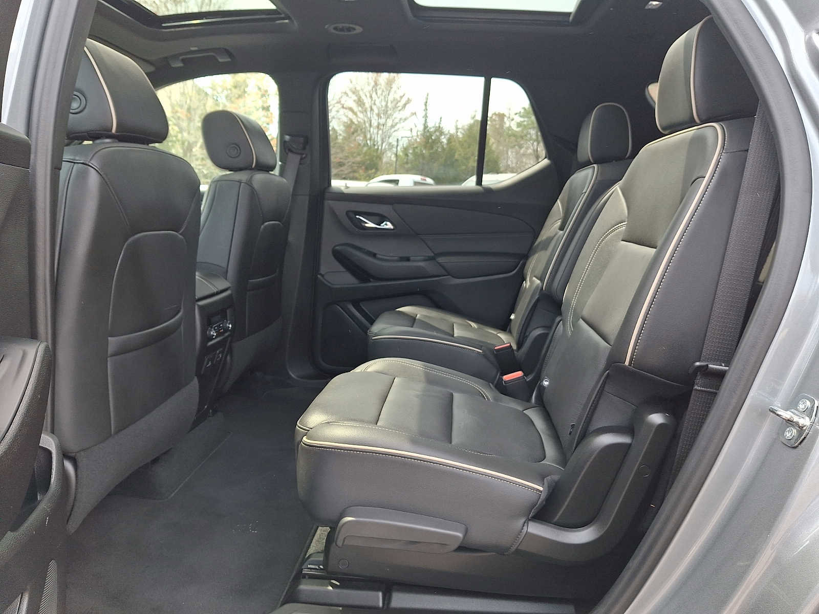 Used 2023 Chevrolet Traverse Premier AWD/4WD image 12