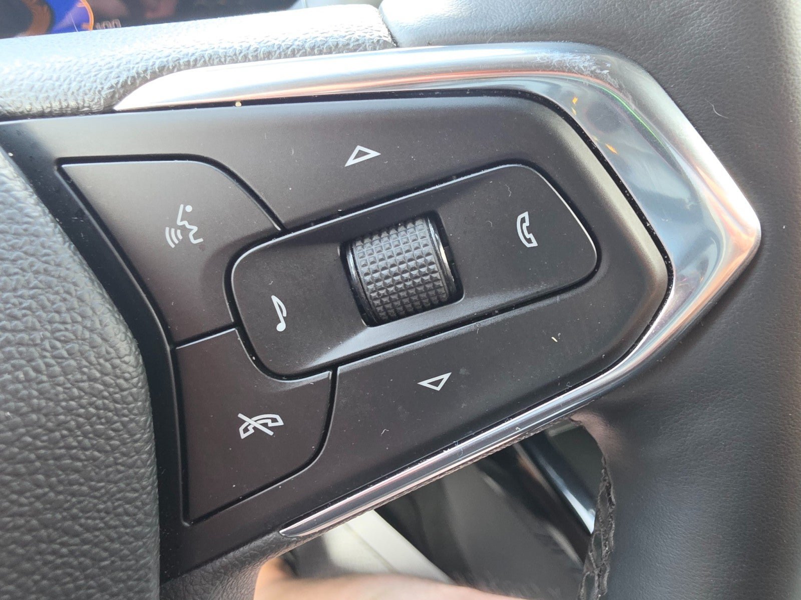 Used 2025 Chevrolet Trax LT w/ LT Convenience Package FWD image 38