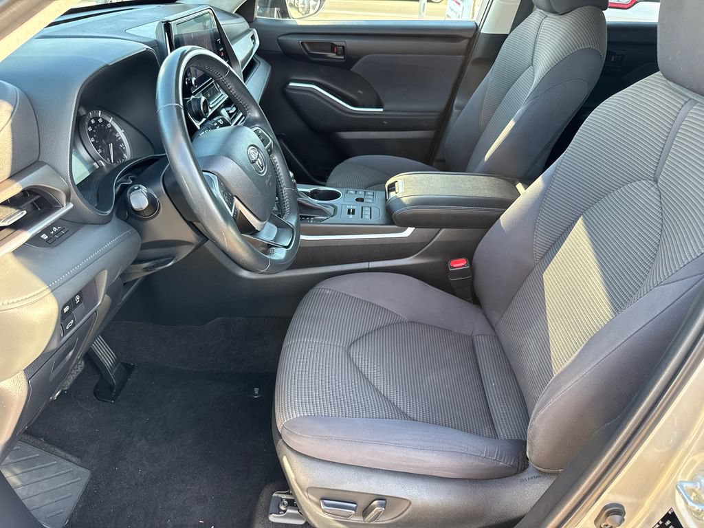 Used 2023 Toyota Highlander LE AWD/4WD image 25