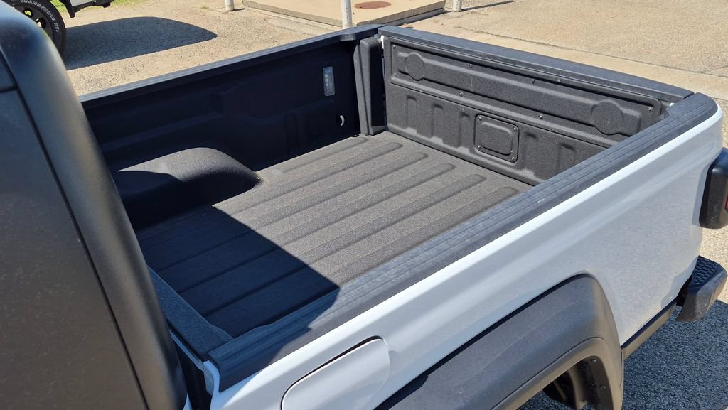 Used 2025 Jeep Gladiator Sport AWD/4WD image 9