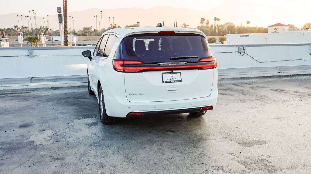 New 2027 Chrysler Pacifica Select FWD image 7