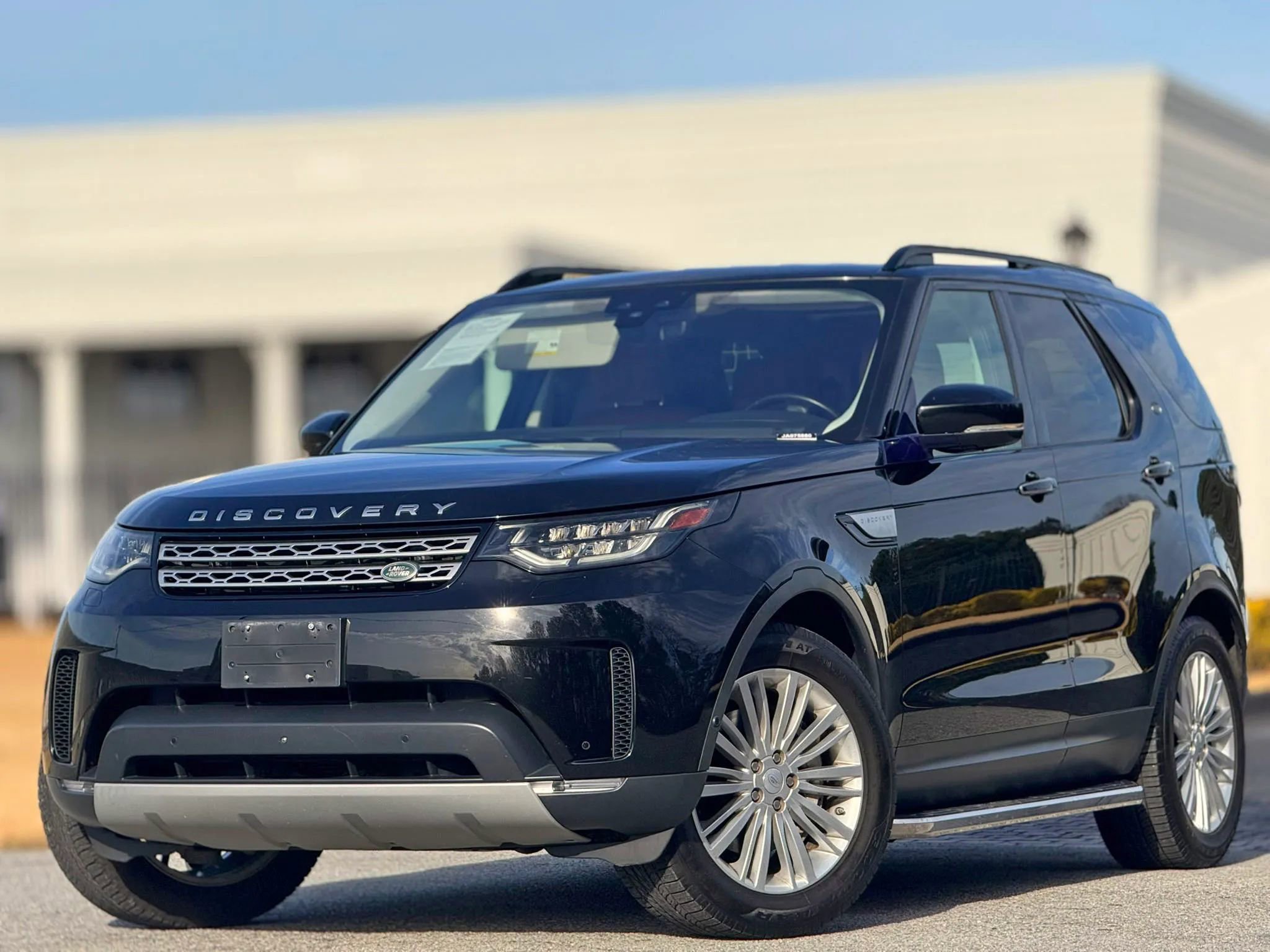 Used 2018 Land Rover Discovery HSE Luxury image 2