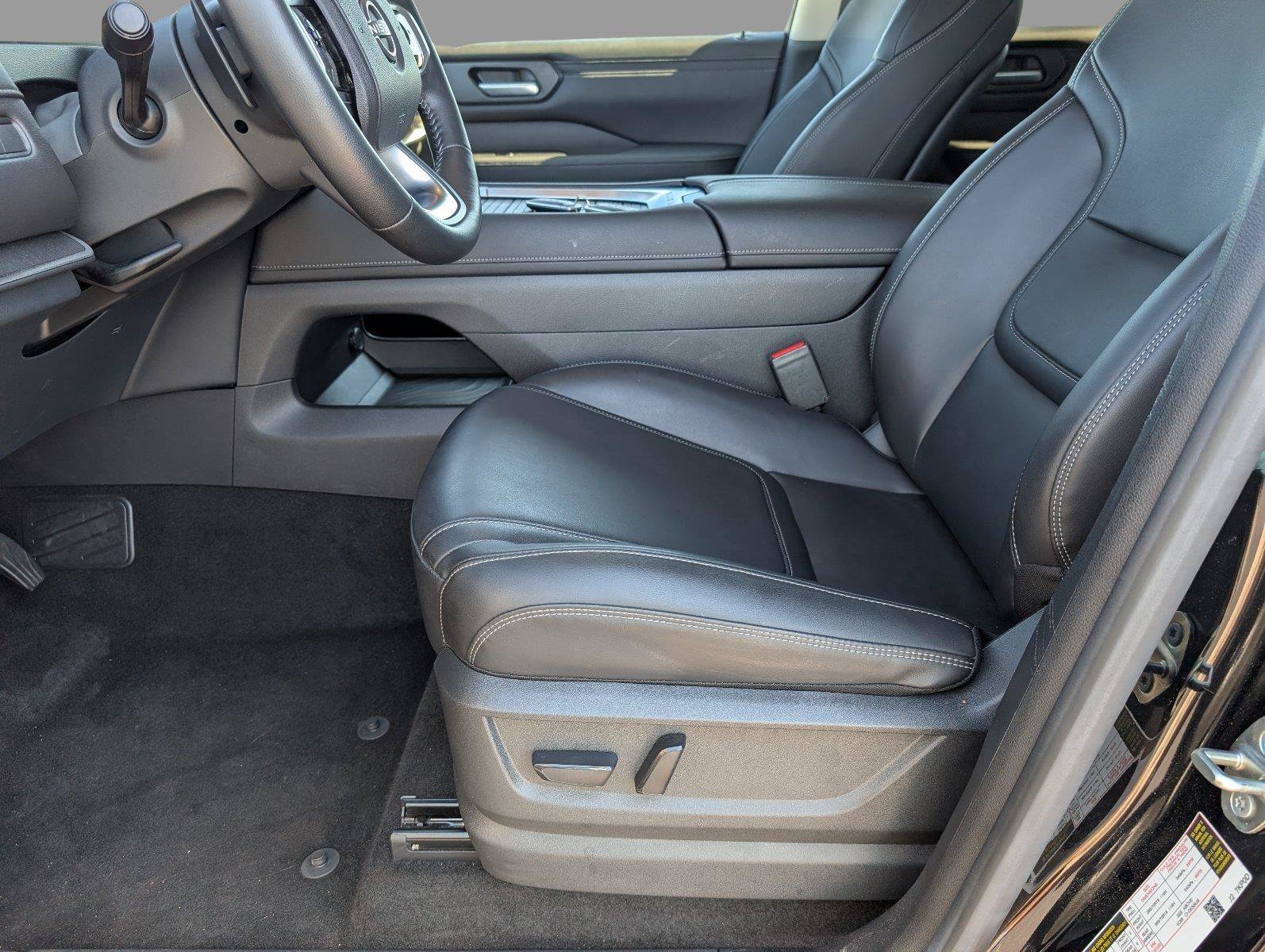 Used 2025 Nissan Armada SV AWD/4WD image 3