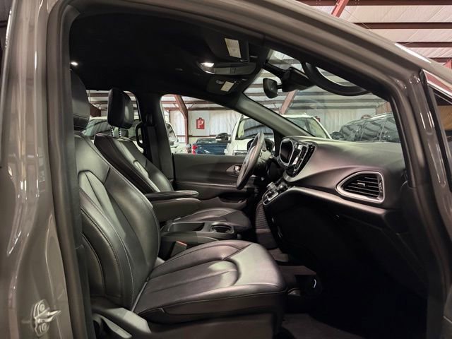 Used 2025 Chrysler Pacifica Select FWD image 12