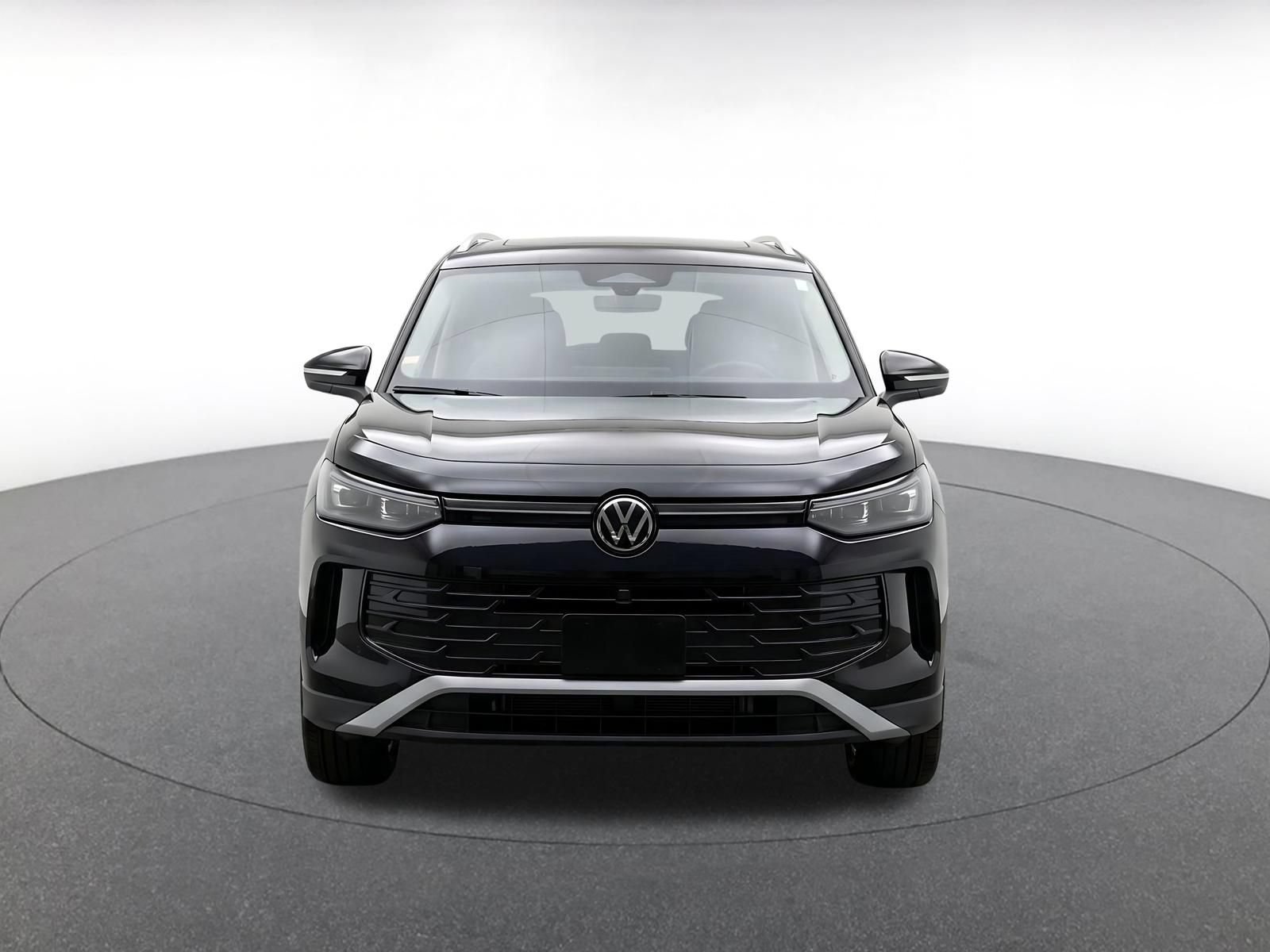 Used 2026 Volkswagen Tiguan SE AWD/4WD image 2